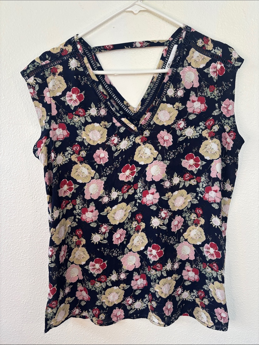 DR2 Navy Floral V‑Neck Sleeveless Tank with Pink and Cream Blooms -713sku